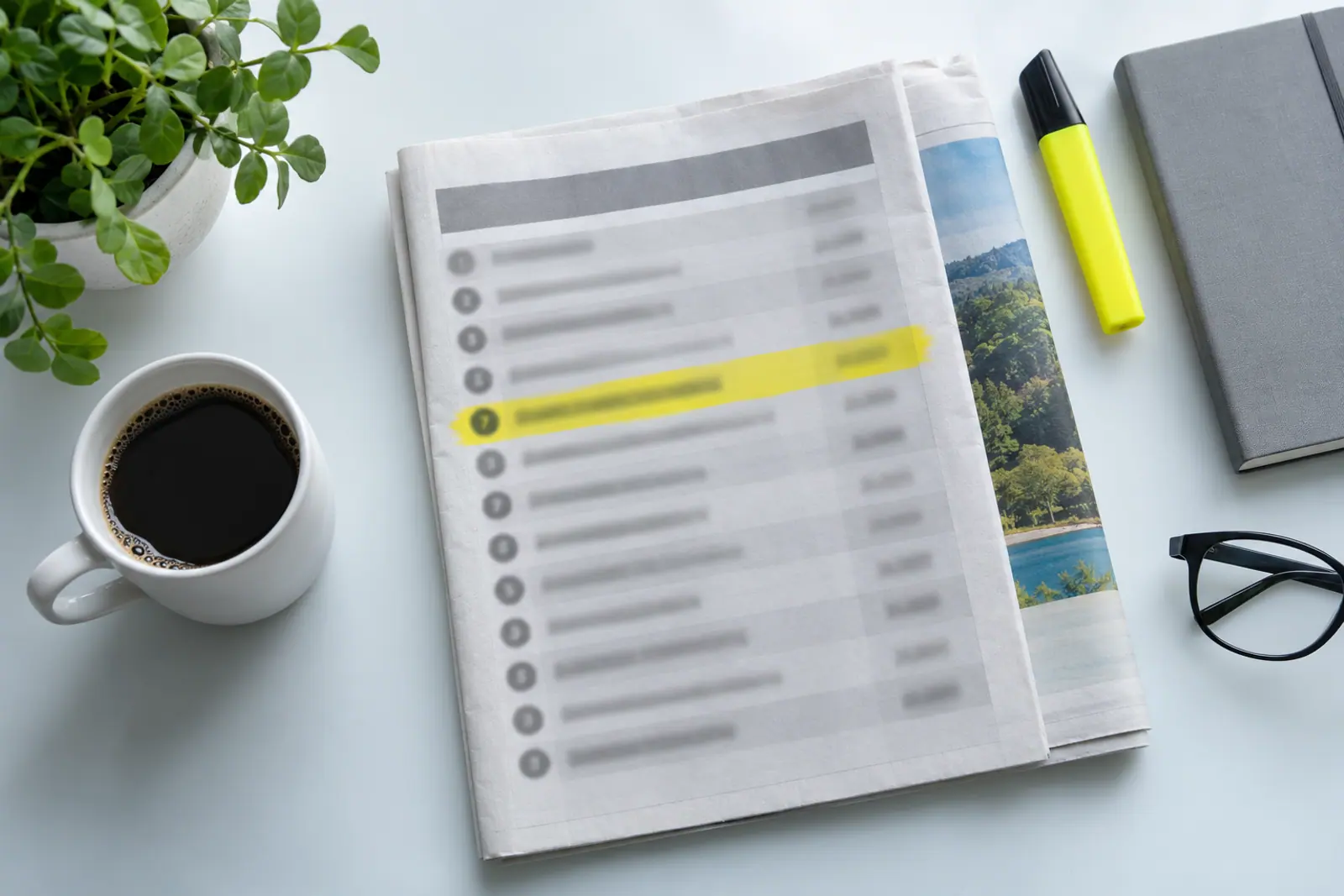 Gazeta z rozmytym drukiem i jednym wierszem podkreślonym żółtym zakreślaczem.
